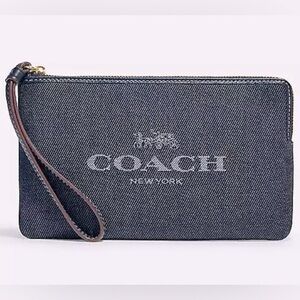 🆕RARE/ COACH denim wristlet. Very hard to find! 🩵